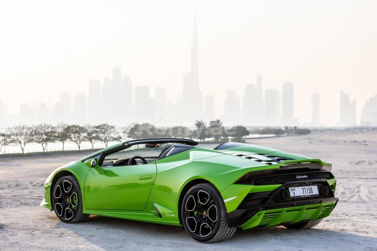 Lamborghini Evo Spyder (Verde), 2022 para alquiler en Dub&aacute;i