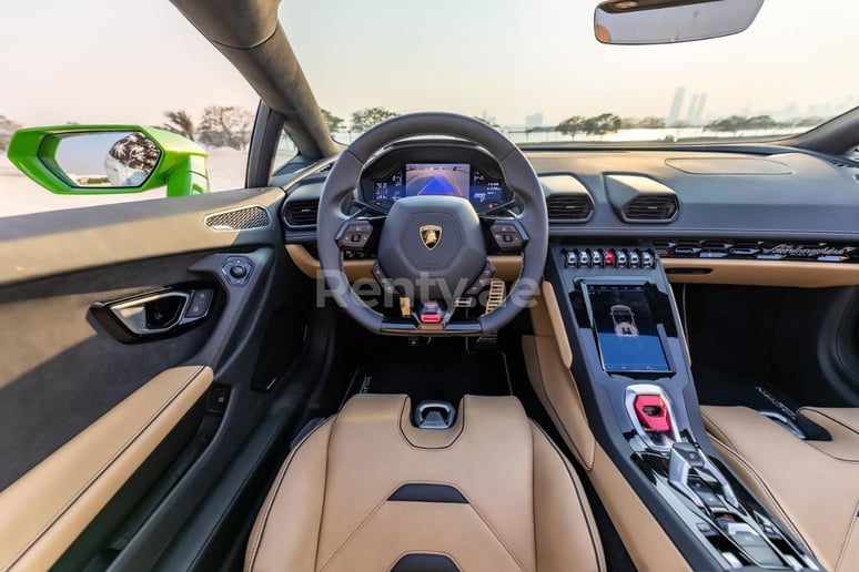 Lamborghini Evo Spyder (Verde), 2022 para alquiler en Dub&aacute;i