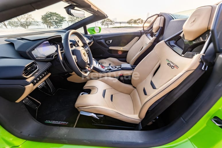 Lamborghini Evo Spyder (Verde), 2022 para alquiler en Dub&aacute;i