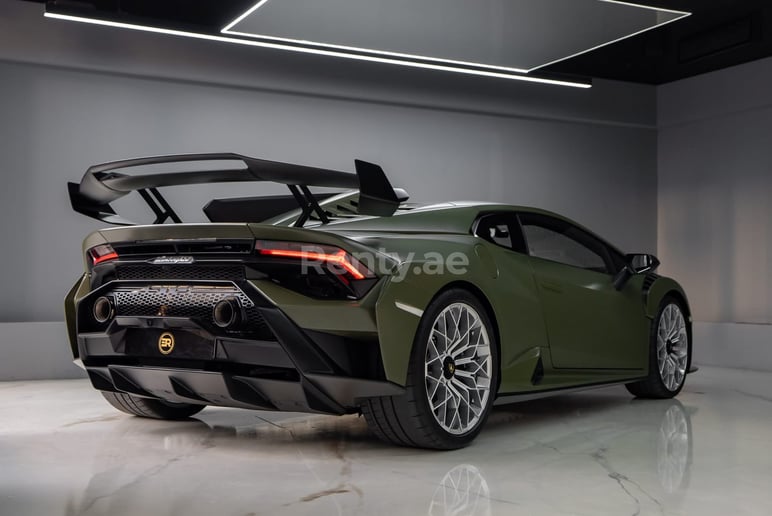 Lamborghini Huracan STO (verde), 2022 in affitto a Dubai