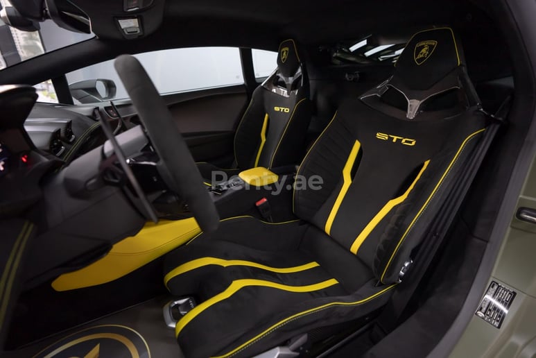 Lamborghini Huracan STO (verde), 2022 in affitto a Dubai