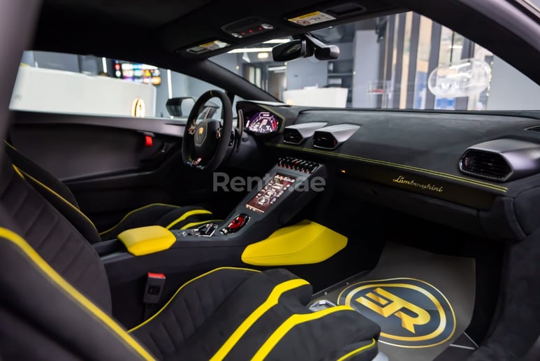 Lamborghini Huracan STO (verde), 2022 in affitto a Dubai