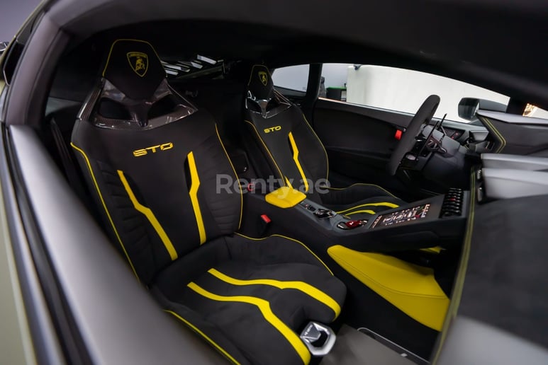 Lamborghini Huracan STO (verde), 2022 in affitto a Dubai