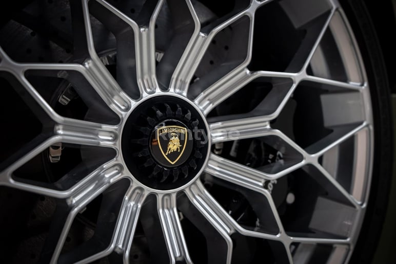 Lamborghini Huracan STO (verde), 2022 in affitto a Dubai