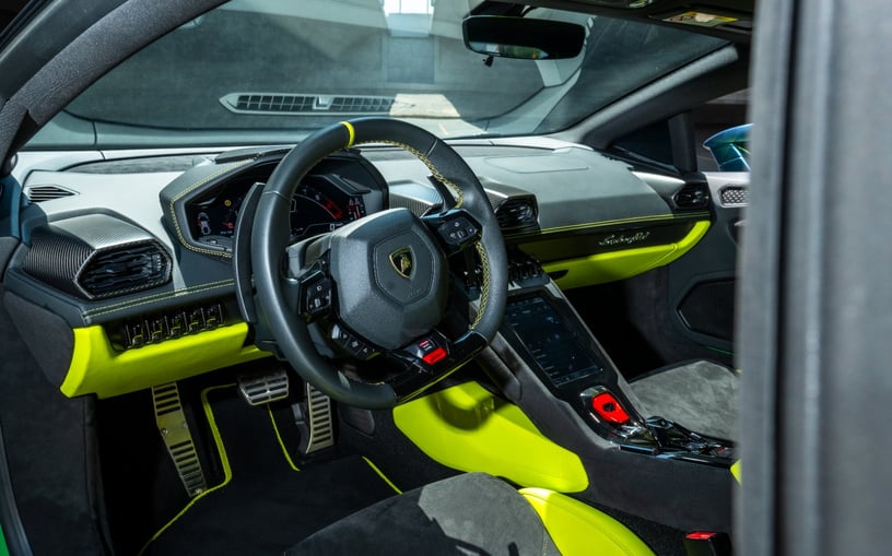 Lamborghini Huracan Tecnica (Зеленый), 2024 для аренды в Абу-Даби