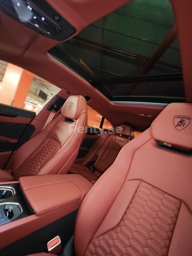 Lamborghini Urus (Gr&uuml;n), 2022  zur Miete in Abu Dhabi