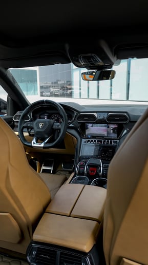 Lamborghini Urus (Зеленый), 2025 для аренды в Абу-Даби