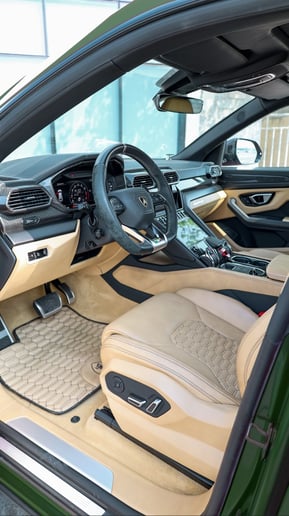 Lamborghini Urus (Зеленый), 2025 для аренды в Абу-Даби
