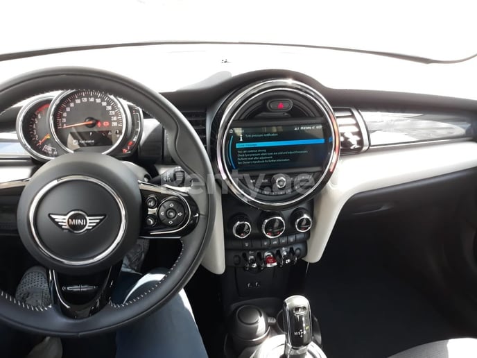 Mini Cooper (Verte), 2019 &agrave; louer &agrave; Duba&iuml;