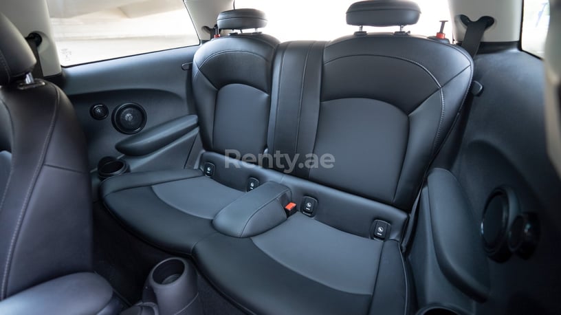 Mini Cooper (Verte), 2019 &agrave; louer &agrave; Duba&iuml;