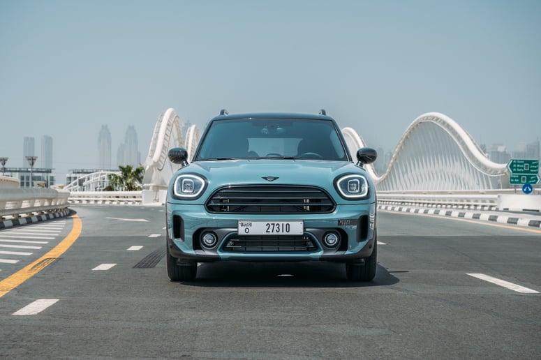 Mini Countryman Desert Night Edition (Зеленый), 2024 для аренды в Рас-эль-Хайме