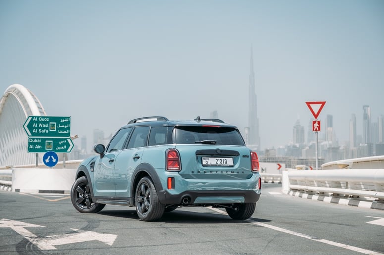 Mini Countryman Desert Night Edition (Зеленый), 2024 для аренды в Рас-эль-Хайме