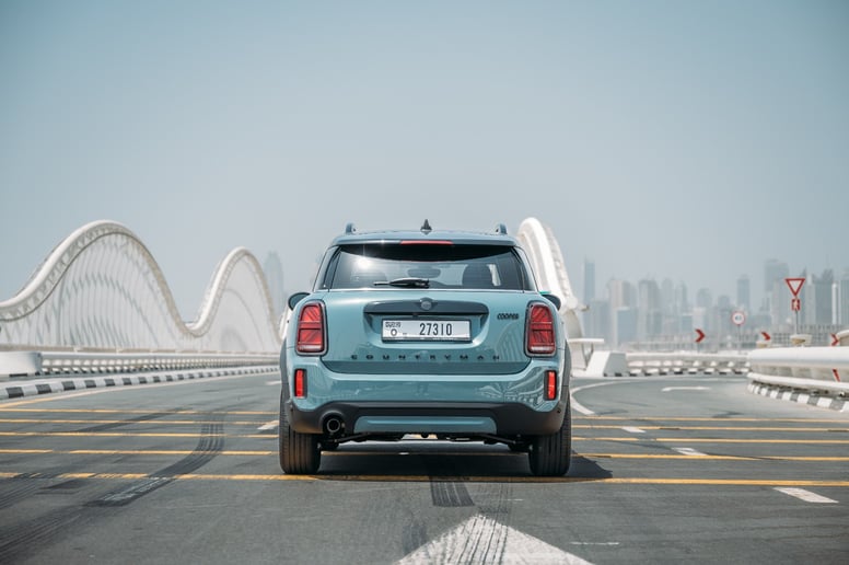 Mini Countryman Desert Night Edition (Зеленый), 2024 для аренды в Рас-эль-Хайме