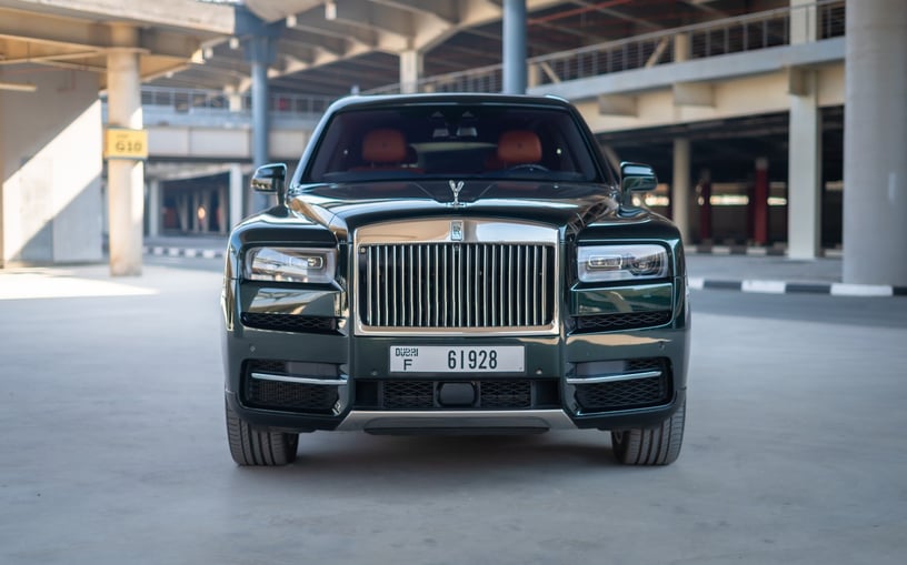 Abu Dabi'de kiralık Rolls Royce Cullinan (Yeşil), 2021