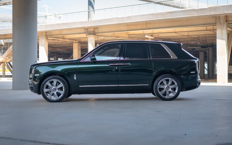 Abu Dabi'de kiralık Rolls Royce Cullinan (Yeşil), 2021