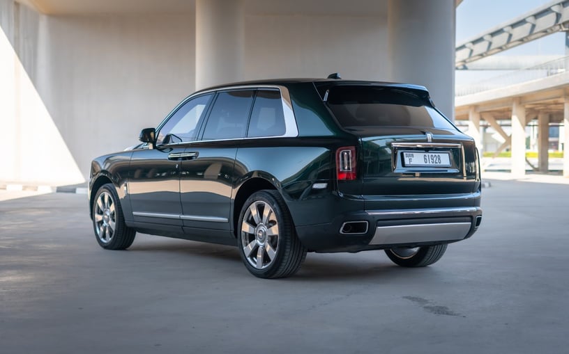 Abu Dabi'de kiralık Rolls Royce Cullinan (Yeşil), 2021