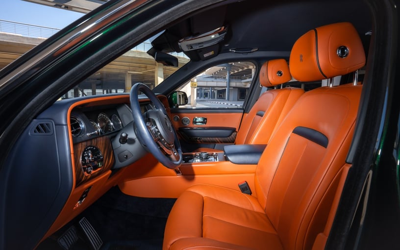 Abu Dabi'de kiralık Rolls Royce Cullinan (Yeşil), 2021