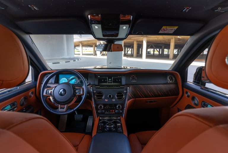 Abu Dabi'de kiralık Rolls Royce Cullinan (Yeşil), 2021