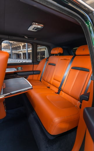 Abu Dabi'de kiralık Rolls Royce Cullinan (Yeşil), 2021