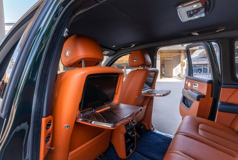 Abu Dabi'de kiralık Rolls Royce Cullinan (Yeşil), 2021