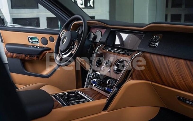 Rolls Royce Cullinan (Verte), 2022 &agrave; louer &agrave; Duba&iuml;