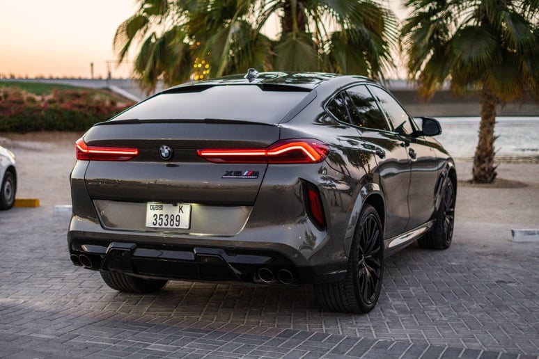 2021 BMW X6 50i V8 BiTurbo engine with X6M bodykit (Grijs), 2021 te huur in Dubai