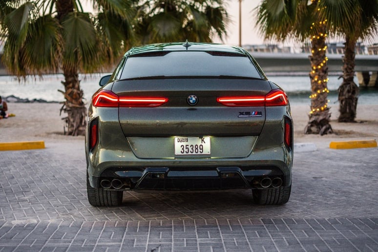 2021 BMW X6 50i V8 BiTurbo engine with X6M bodykit (Grijs), 2021 te huur in Dubai