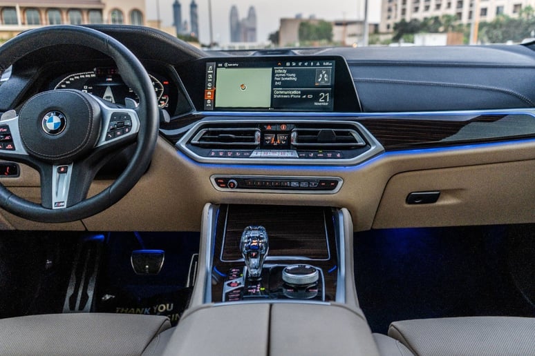2021 BMW X6 50i V8 BiTurbo engine with X6M bodykit (Grijs), 2021 te huur in Dubai