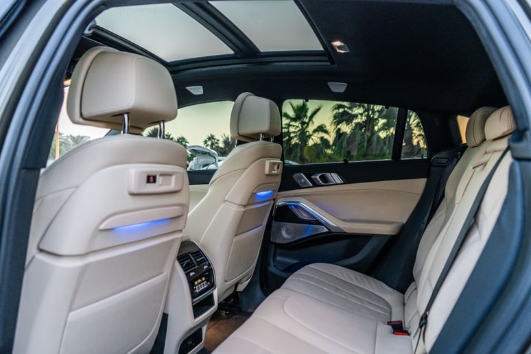2021 BMW X6 50i V8 BiTurbo engine with X6M bodykit (Grijs), 2021 te huur in Dubai