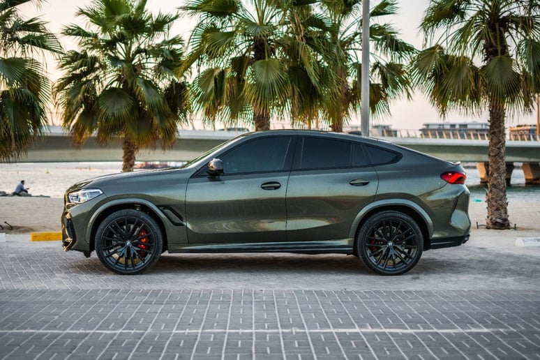 2021 BMW X6 50i V8 BiTurbo engine with X6M bodykit (Grijs), 2021 te huur in Dubai