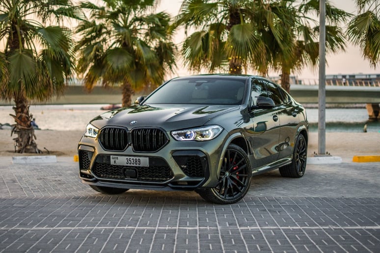 2021 BMW X6 50i V8 BiTurbo engine with X6M bodykit (Grijs), 2021 te huur in Dubai