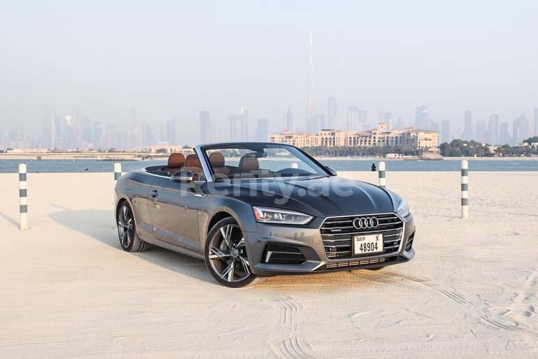 Dubai'de kiralık Audi A5 2.0T Quattro D&ouml;n&uuml;şt&uuml;r&uuml;lebilir (Gri), 2018