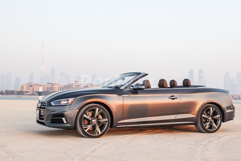 Dubai'de kiralık Audi A5 2.0T Quattro D&ouml;n&uuml;şt&uuml;r&uuml;lebilir (Gri), 2018