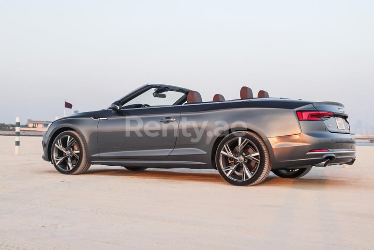 Dubai'de kiralık Audi A5 2.0T Quattro D&ouml;n&uuml;şt&uuml;r&uuml;lebilir (Gri), 2018