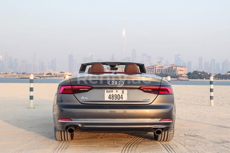 Dubai'de kiralık Audi A5 2.0T Quattro D&ouml;n&uuml;şt&uuml;r&uuml;lebilir (Gri), 2018