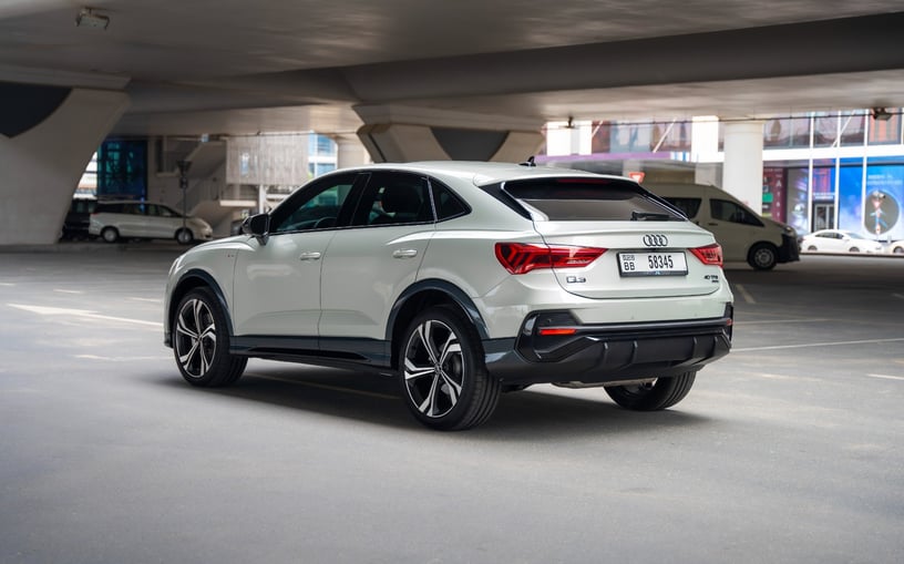 在哈伊马角租车 租 奥迪Q3 Sportback (灰色), 2024