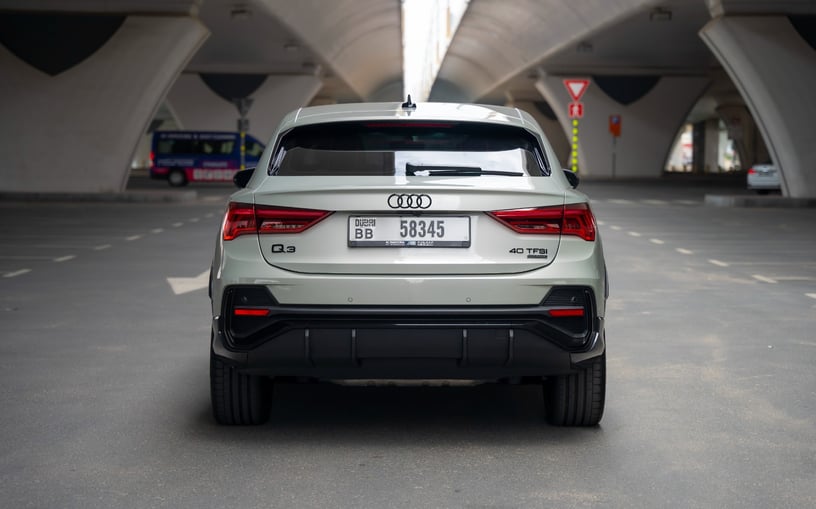 在哈伊马角租车 租 奥迪Q3 Sportback (灰色), 2024