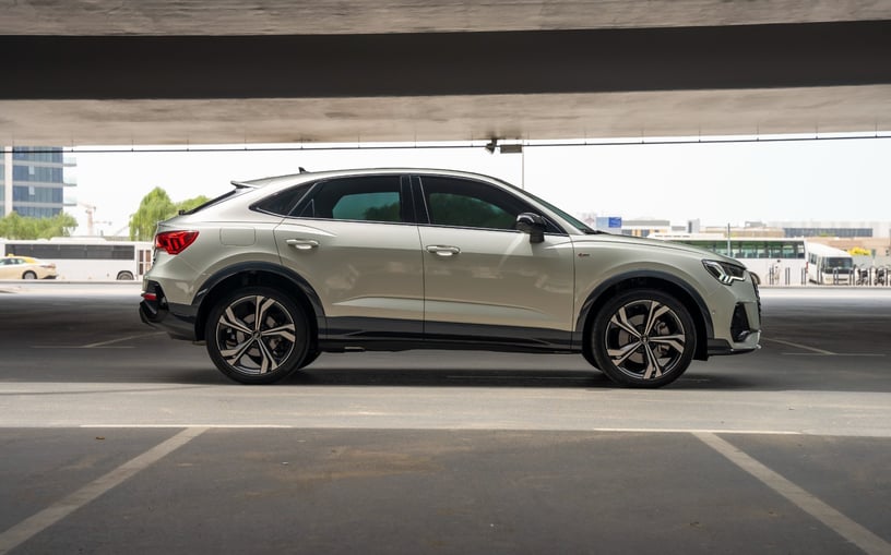 在哈伊马角租车 租 奥迪Q3 Sportback (灰色), 2024