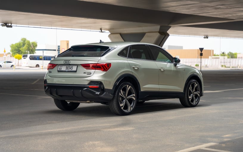在哈伊马角租车 租 奥迪Q3 Sportback (灰色), 2024