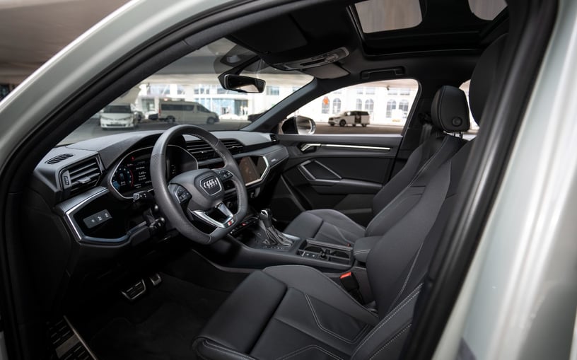 在哈伊马角租车 租 奥迪Q3 Sportback (灰色), 2024