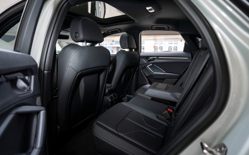 在哈伊马角租车 租 奥迪Q3 Sportback (灰色), 2024