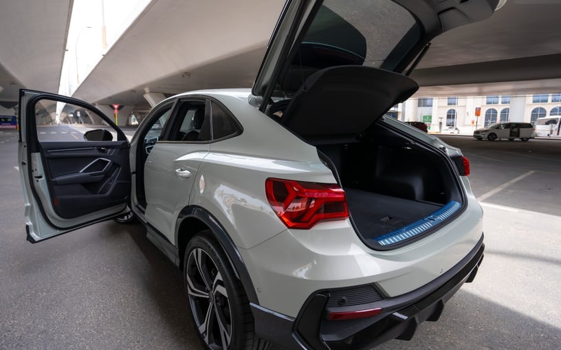在哈伊马角租车 租 奥迪Q3 Sportback (灰色), 2024