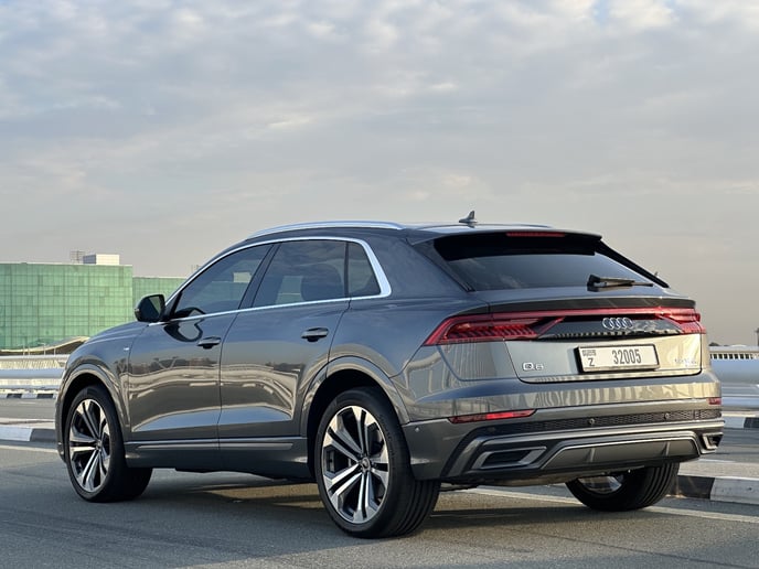 Audi Q8 (Gris), 2023 para alquiler en Dub&aacute;i