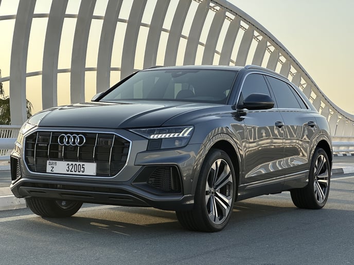 Audi Q8 (Gris), 2023 para alquiler en Dub&aacute;i