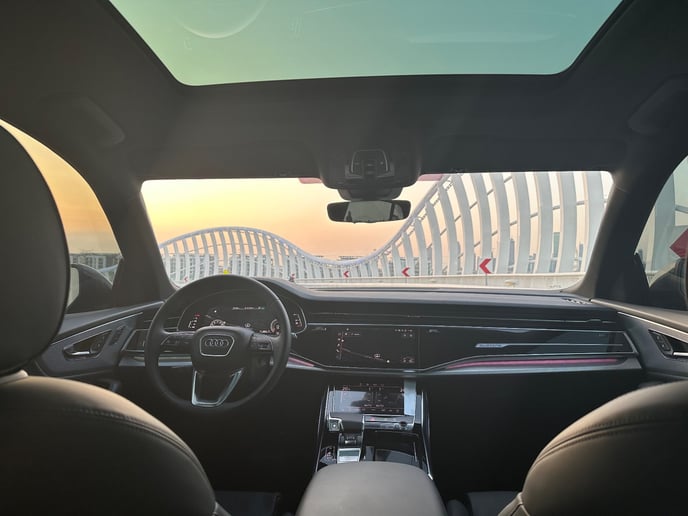 Audi Q8 (Gris), 2023 para alquiler en Dub&aacute;i