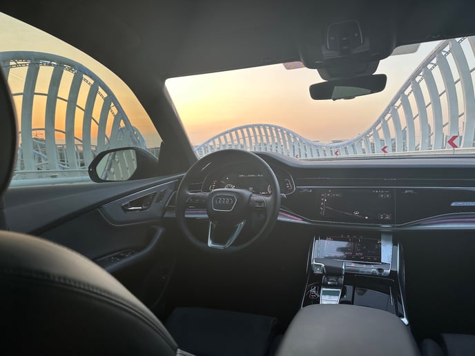 Audi Q8 (Gris), 2023 para alquiler en Dub&aacute;i