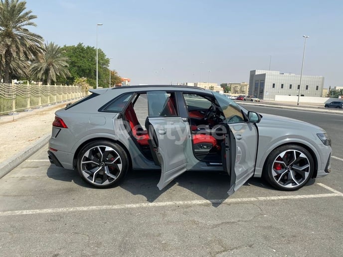 Dubai'de kiralık Audi RSQ8 (Gri), 2021