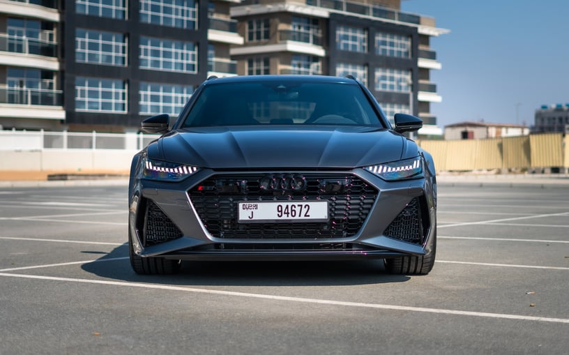 Abu Dabi'de kiralık Audi RS6 (Koyu Gri), 2022