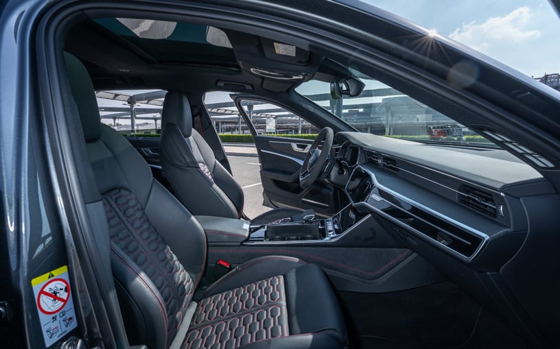 Abu Dabi'de kiralık Audi RS6 (Koyu Gri), 2022