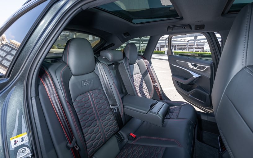Abu Dabi'de kiralık Audi RS6 (Koyu Gri), 2022